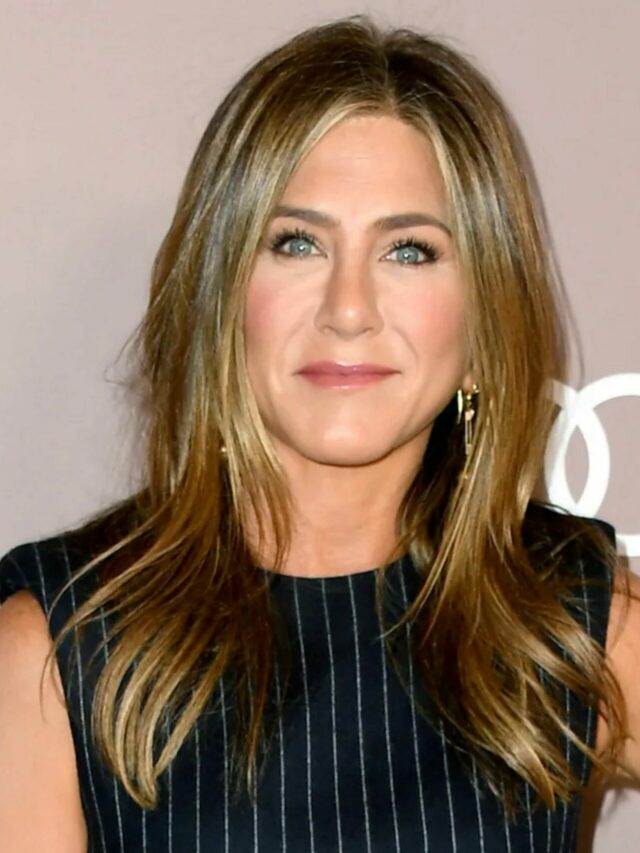 jennifer aniston flaunts her wavy natural hair (1)