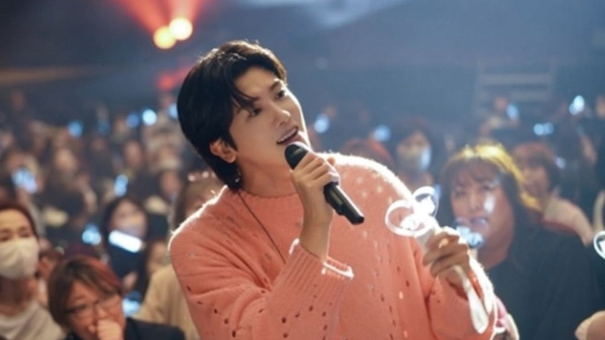 Park Hyung Sik Blossoms With Joy As Japanese Fan Club 'Hide And SIK' Takes Flight
